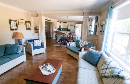 Surry House | Gorgeous River Views/Private Beach - Peaceful Country Home close to Williamsburg
