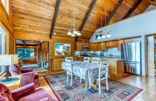 Florence House | Gorgeous riverfront house with entertainment - near Bay Street and the beach