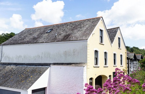 Fowey Apartment | Gorgeous riverside apartment with balcony in Fowey