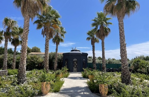 Aix-en-Provence House | gorgeous room.marble bathroom.vue.pool.palmgroove