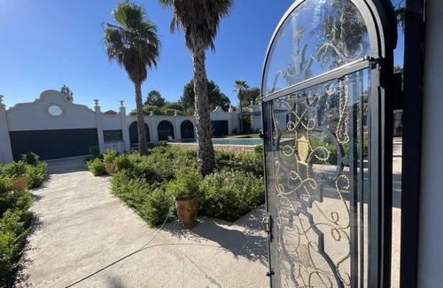 Aix-en-Provence House | gorgeous room.marble bathroom.vue.pool.palmgroove