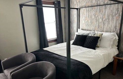 Warren Apartment | Gorgeous room next to Trumbull!