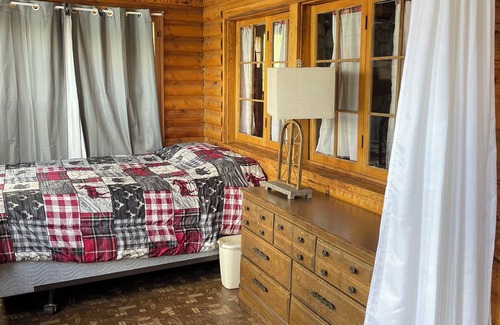 Itasca County Resort | Gorgeous rustic cabin- holds10 people- amazing swimming beach in charming MN