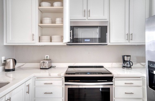 San Jose Apartment | Gorgeous Santana Row 2BR w/Gym & Pool, nr highways, by Blueground