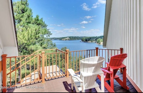 Crane Hill House | Gorgeous Smith Lake Home