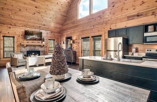Sevierville Cabin | Gorgeous Smoky Mtn Views w/HOT TUB. Pet Friendly!