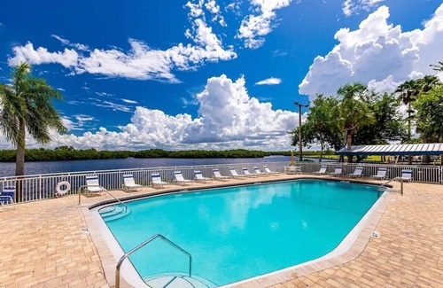 Ruskin House | Gorgeous Sunsets at Bahia Beach Retreat w/Personal Tiki Bar