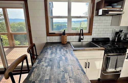 Shipman Cottage | Gorgeous Tiny Home on Cliff's Edge - 4WD/AWD Access Only