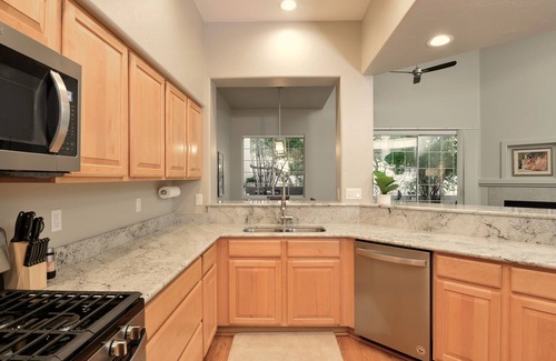 Carmel Pointe House | Gorgeous Townhome in the Heart of Oro Valley - 2 BD, 2 BA