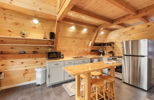 Pittsburg Cabin | Gorgeous Tree House - ON TRAIL