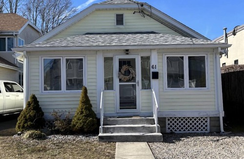 Narragansett Pier House | Gorgeous, Updated Beach Cottage in Narragansett Pier