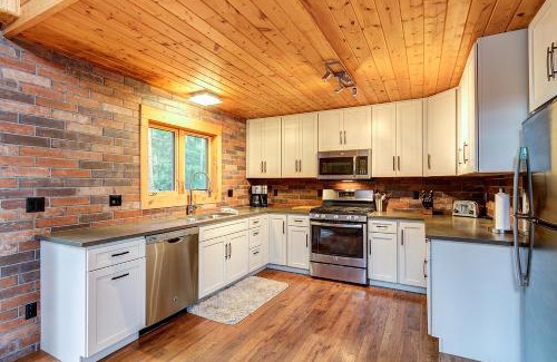 Blue River House | Gorgeous updated mountain home just minutes from the slopes, private hot tub, pool table!
