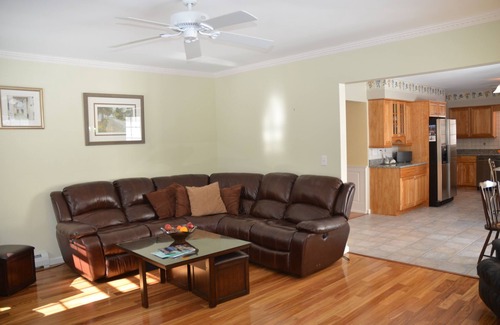Clarendon House | Gorgeous Vermont Home - Home Gym, Fire Pit, close to hikes/lakes/mountains