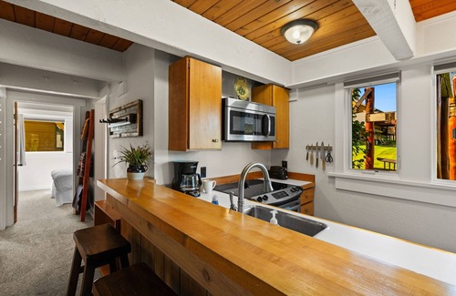 Big Sky Meadow Village Condo | Gorgeous View! Cozy Condo with Mountain Views Near Big Sky Resort & Yellowstone