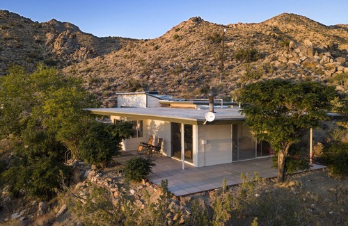 Joshua Tree Highlands House | Gorgeous Views, 5 Acres, Sleeps 8, Hot Tub, WiFi, Close to Park!