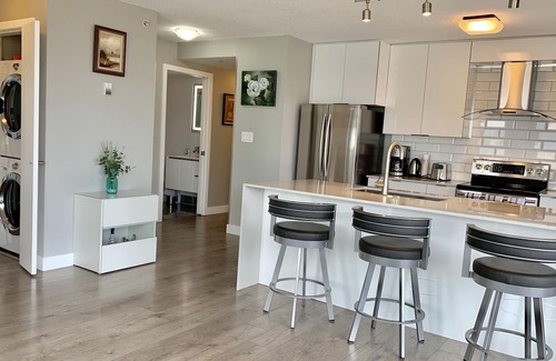 Crosstown Condo | Gorgeous Views, Downtown, 2Bdrm2Bath,1 Free Parking