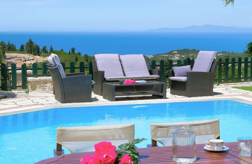 Tsoukaladhes Villa | Gorgeous Villa Evelyn ideal for famylis close to Kathisma and Mylos beach