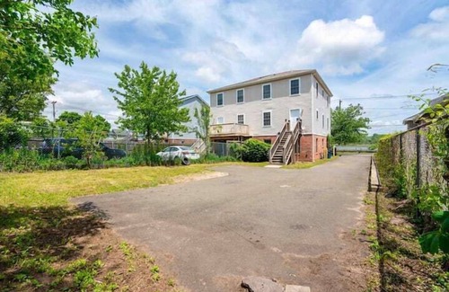 New Haven House | Gorgeous Waterfront 2 Bedroom 1 Bath Modern Home.