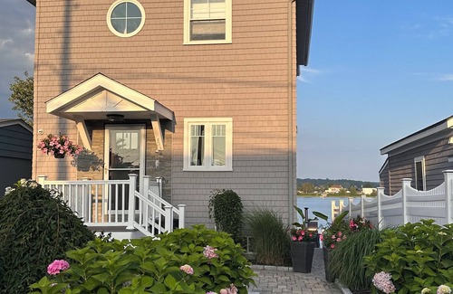 Portsmouth House | Gorgeous Waterfront Home & Dock, Outdoor Living ,kitchen & Authentic Pizza Oven