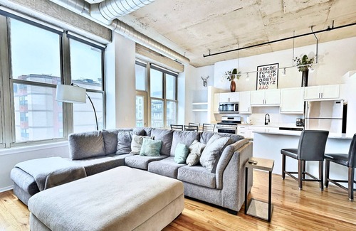 Near West Side Apartment | Gorgeous West Loop Loft —1Br1Ba —Perfect Location —3MONTH MIN OTHERWISE FLEXIBLE