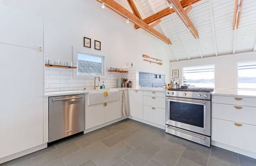 Old Town House | Gorgeously styled bungalow overlooking Bodega Harbor, Sauna, walk to town, Dogs