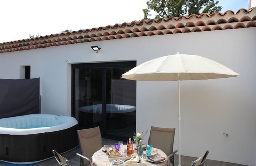 Regusse Cottage | Gorges du Verdon, La Cigale lounges at the Lakes and in the Jacuzzi