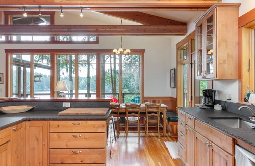 Langley Cabin | Goss Lake Chalet by AvantStay | Lakefront w/Dock, Fire Pit, Outdoor Dining Area