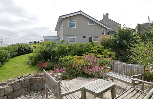 Moelfre House | Gosteg great sea views, dog friendly, restaurants and centre metres away. AONB