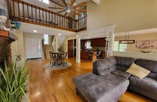 North Shore House | Got It All - 3 Kayaks, 1 Canoe, Hot Tub, Wifi, Ping Pong, Sandy beach, Firepit.