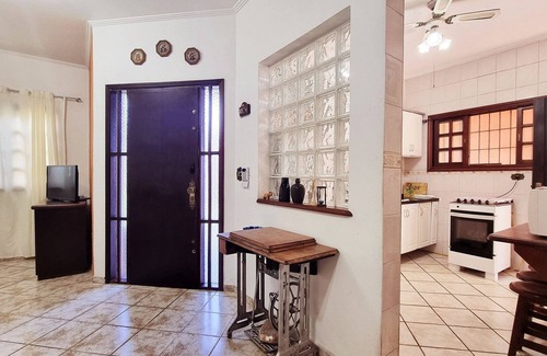 Raul Cury House | Gourmet space, swimming pool, 50 meters from the beach, Wi-Fi, SmartTV.