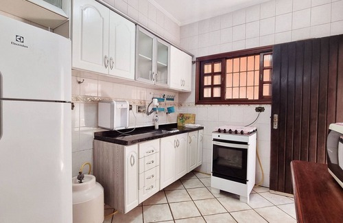 Raul Cury House | Gourmet space, swimming pool, 50 meters from the beach, Wi-Fi, SmartTV.