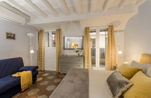 Rione VI Parione Apartment | Governo Vecchio | Apt near Piazza Navona