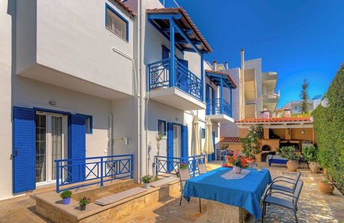 Agios Dimitrios Apartment | BBQ|Balcony|42Mbps|King|Backyard|Full Kitchen-1