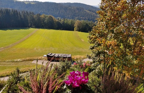 Grainet Apartment | Grabmeier holiday flat - number 3’ with mountain view, balcony and Wi-Fi