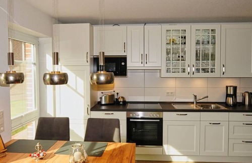 Greetsiel Apartment | Grachtenblick - New first floor apartment with dog directly on the Greetsieler Sieltief!