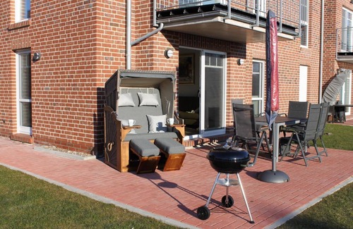 Greetsiel Apartment | Grachtenblick - New first floor apartment with dog directly on the Greetsieler Sieltief!