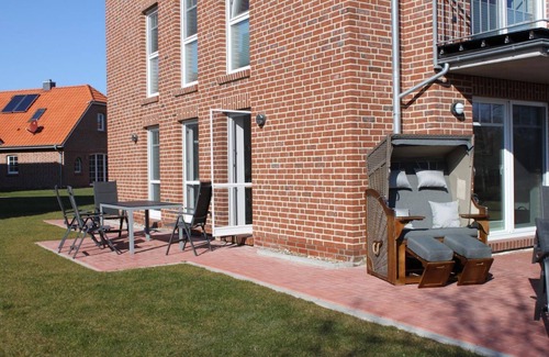 Greetsiel Apartment | Grachtenblick - New first floor apartment with dog directly on the Greetsieler Sieltief!