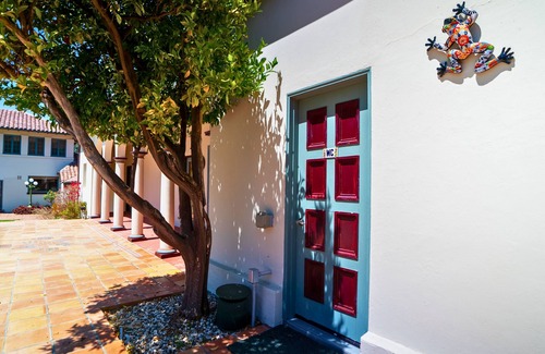 East Foothills House | Gracious Garden Suite Heated Pool + Jacuzzi