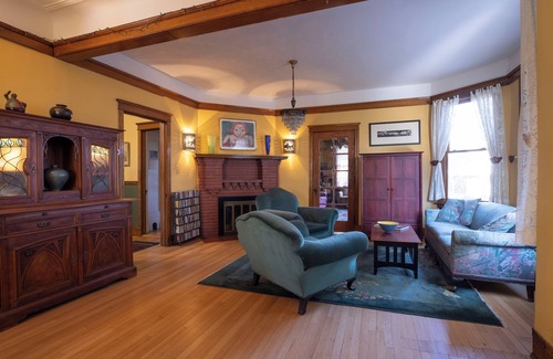 Edgewater House | Gracious, spacious vintage home in a terrific neighborhood near the lake