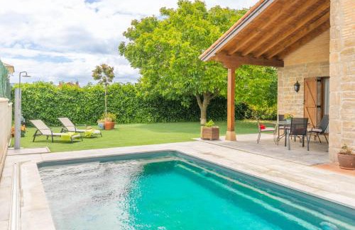 Adios Ski Chalet | Gran casa de campo con piscina a 15 km de Pamplona