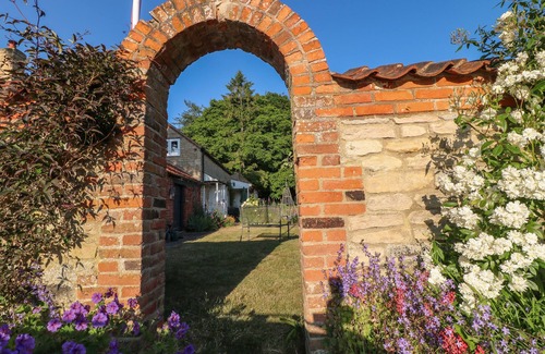 Ropsley House | GRANARY COTTAGE, pet friendly, character holiday cottage in Grantham