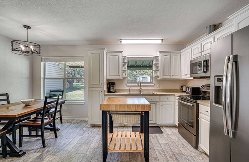 Granbury Cottage | Granbury Cottage, Steps to Lake & Dock!
