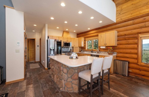 Innsbruck Val Moritz House | Granby 5BR Cabin on Private Wooded Lot - VIEWS!, HOTTUB, + FIREPIT!
