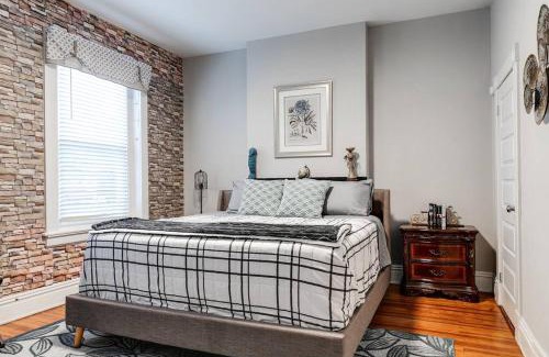 Museum District House | Grand Carytown 5BR FAN HOME fully fenced
