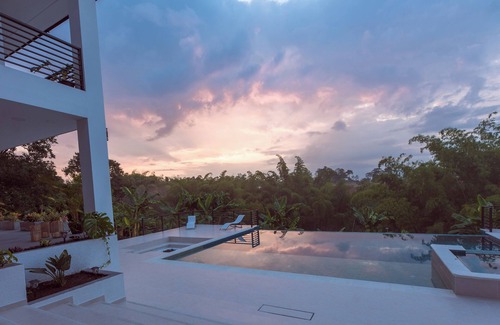 Montenegro Villa | Grand Cypress Luxury Home nAmazing location/outdoor Pool, free Wifi ,nTerraza