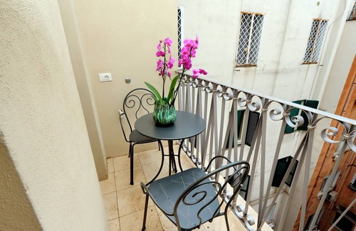 Rione XVI Ludovisi Apartment | Grand Deluxe six roomed apartment with balcony at the corner of Via Veneto