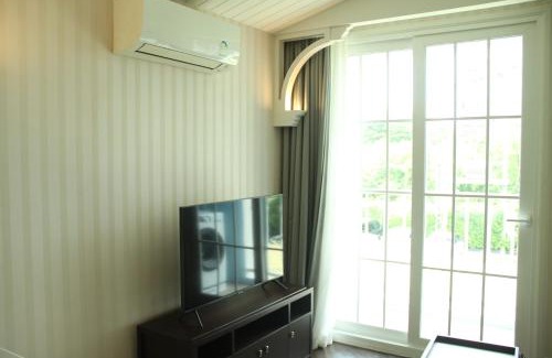Na Chom Thian Apartment | Grand Florida芭提雅带免费游泳池温泉桑拿浴和健身房瑜伽室私家海滩公寓E206