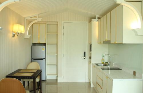 Na Chom Thian Apartment | Grand Florida芭提雅带免费游泳池温泉桑拿浴和健身房瑜伽室私家海滩公寓E206