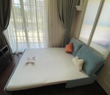 Na Chom Thian Apartment | Grand Florida芭提雅带免费游泳池温泉桑拿浴和健身房瑜伽室私家海滩公寓E206