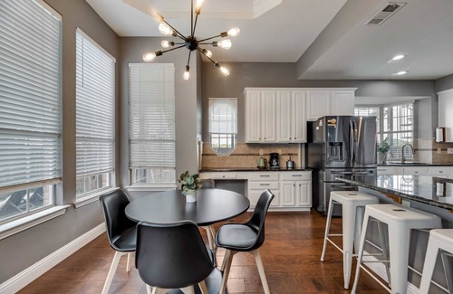 Northwest Carrollton House | Grand Gem for Large Groups - Pool+Cinema+Playroom